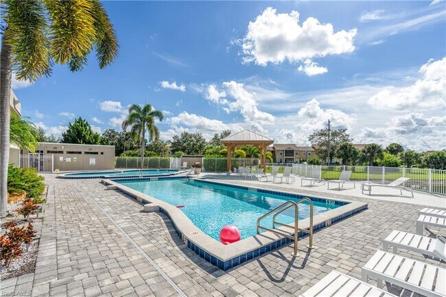 201 Santa Clara Dr, Unit 201 Santa Clara Drive #04 in Naples, FL - Foto de edificio - Building Photo