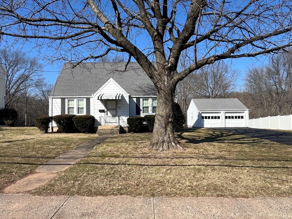 383 Wells Rd in Wethersfield, CT - Building Photo
