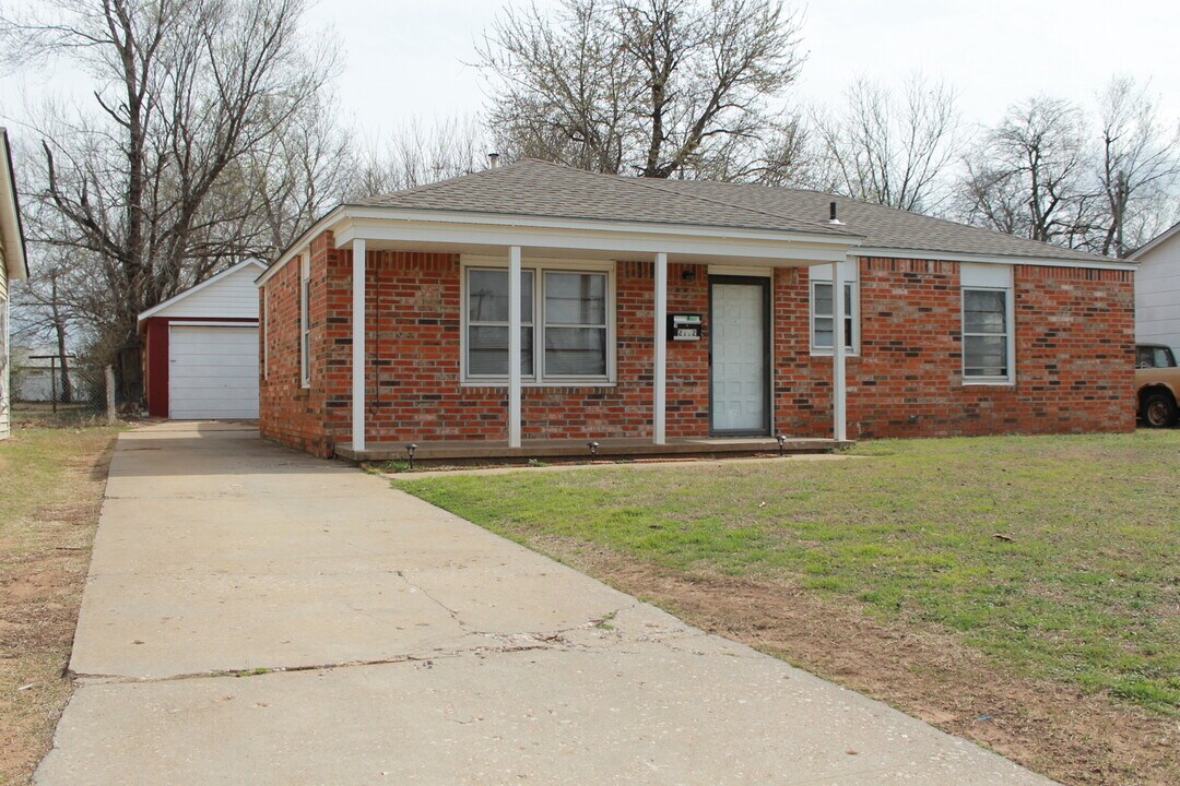 2112 Stevens Dr in Midwest City, OK - Building Photo