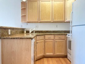 6 Commodore Dr in Emeryville, CA - Building Photo