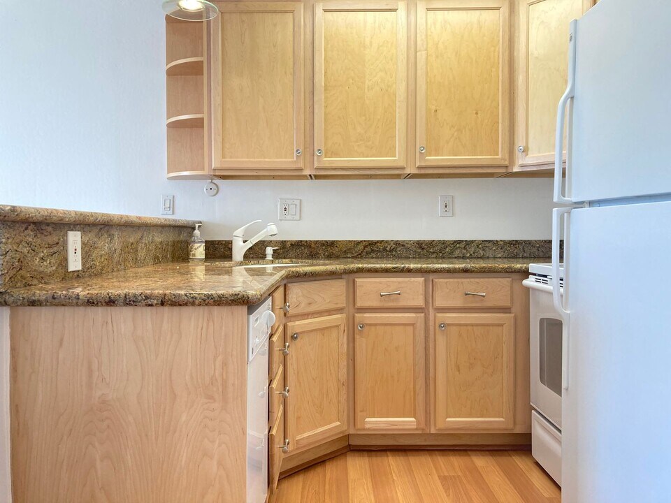 6 Commodore Dr in Emeryville, CA - Building Photo