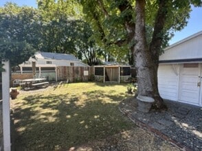 221 NE A St in Grants Pass, OR - Building Photo - Building Photo