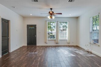 1012 N Robinson St in Cleburne, TX - Foto de edificio - Building Photo