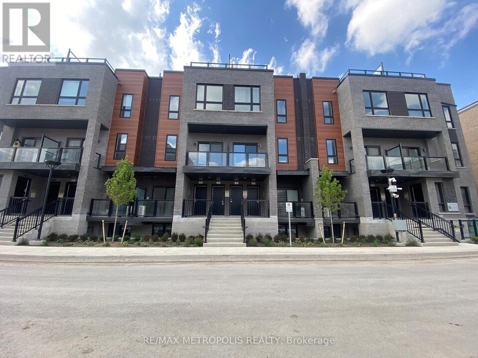 14-14 Lytham Grn Cir in Newmarket, ON - Building Photo