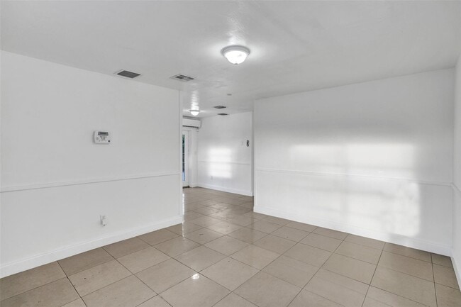 1142 NW 43rd Ter in Lauderhill, FL - Building Photo - Building Photo
