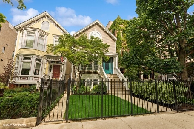 2426 N Burling St in Chicago, IL - Building Photo - Building Photo