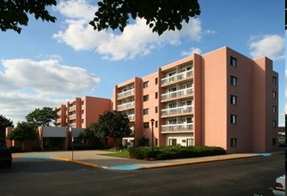 Tamarisk in Grand Rapids, MI - Building Photo - Building Photo