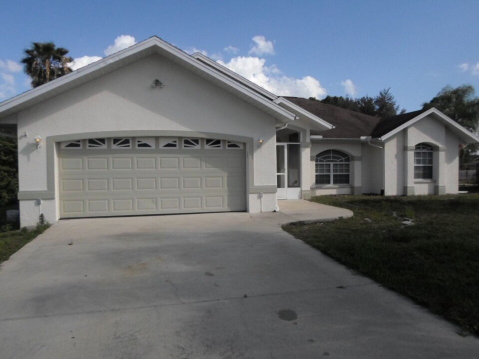 608 Richmond Ave N in Lehigh Acres, FL - Building Photo