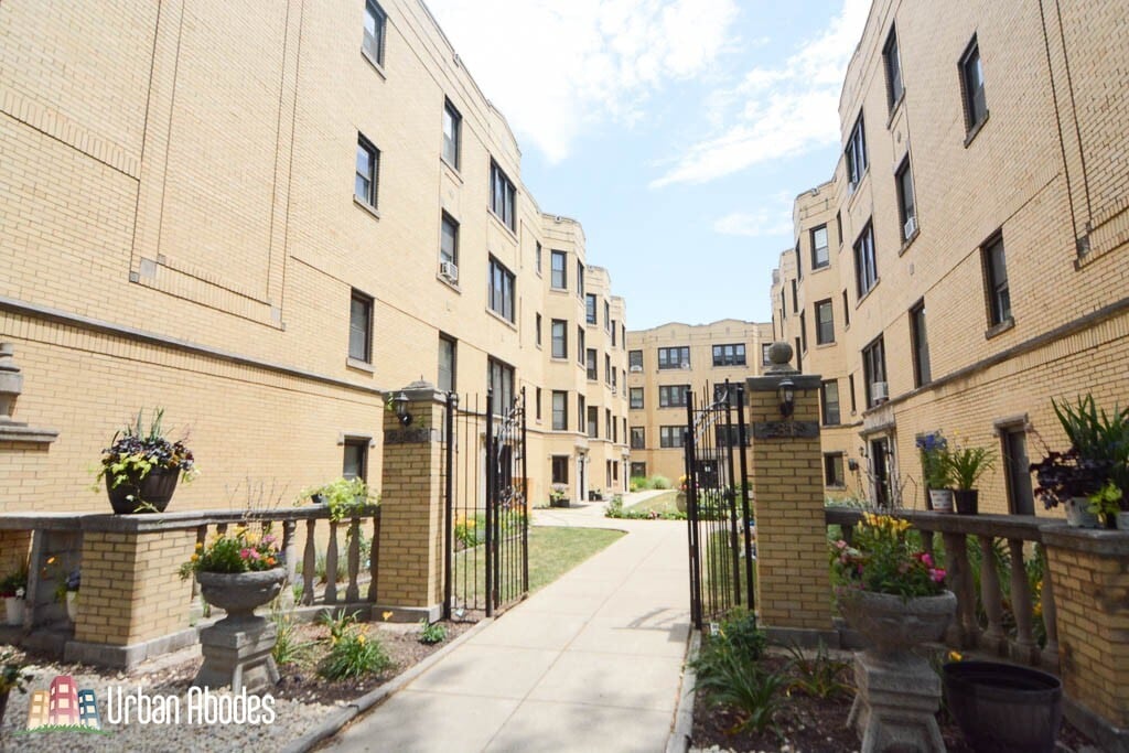 3814 N Greenview Ave, Unit M05B in Chicago, IL - Building Photo
