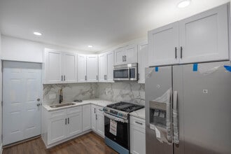 3205 E Monument St in Baltimore, MD - Foto de edificio - Building Photo