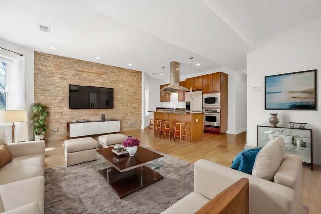 3738 N Wilton Ave in Chicago, IL - Building Photo - Building Photo