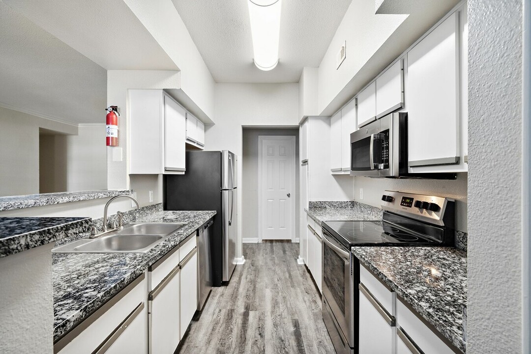 14402 Kuykendahl Rd in Houston, TX - Building Photo