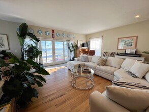 712 E Broadway in Milford, CT - Building Photo - Building Photo