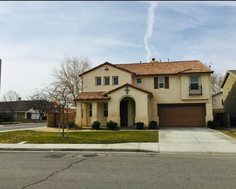 44523 Byron St in Lancaster, CA - Building Photo