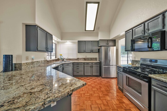 3622 Canterbury Dr in Redding, CA - Building Photo - Building Photo