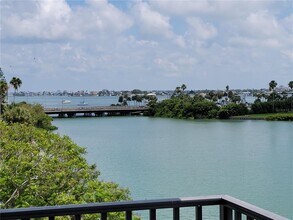 7600 Sun Island Dr S in South Pasadena, FL - Building Photo - Building Photo