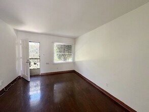 4835 Santa Cruz Ave in San Diego, CA - Building Photo - Building Photo