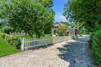 107 Sebonac Rd in Southampton, NY - Building Photo - Building Photo