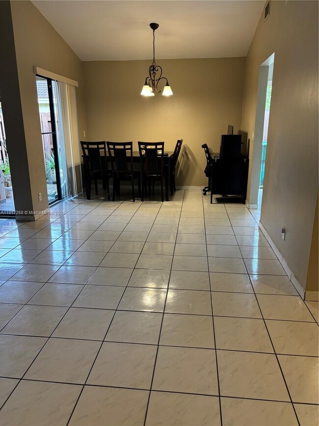 6547 NW 170th Terrace in Hialeah, FL - Building Photo - Building Photo