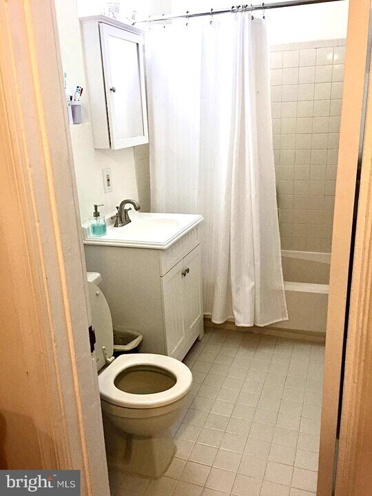 1901 N Rhodes St-Unit -41 in Arlington, VA - Building Photo