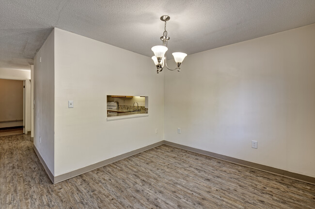 Woodland Apartments in Coventry, RI - Foto de edificio - Building Photo