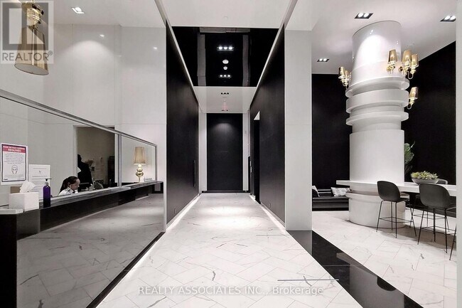 87-2087 Peter St in Toronto, ON - Building Photo - Building Photo
