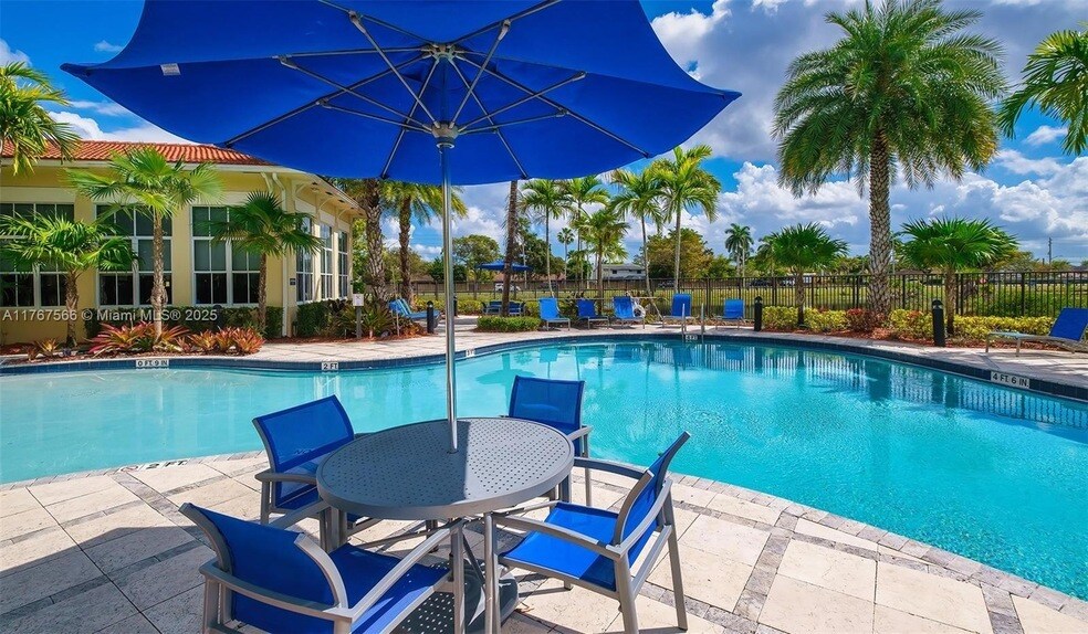 10170 SW 7th St, Unit 38-208 in Pembroke Pines, FL - Building Photo