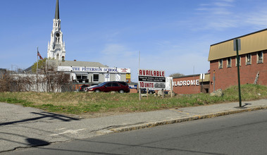 27 Montvale Ave in Woburn, MA - Foto de edificio - Building Photo