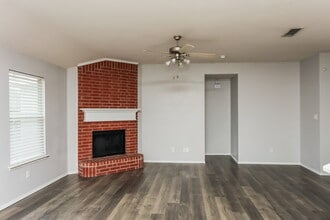 433 Heritage Dr in Crowley, TX - Foto de edificio - Building Photo