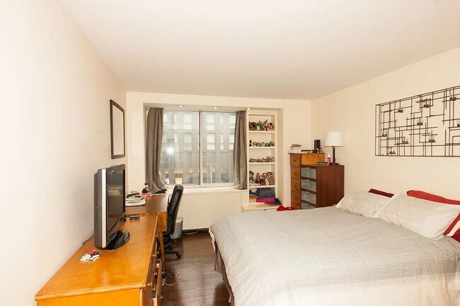275 Greenwich St in New York, NY - Building Photo - Building Photo