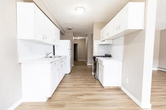 Lincoln Terrace in Calgary, AB - Building Photo - Building Photo