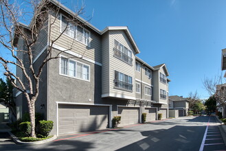 Mariners Place in Oxnard, CA - Building Photo - Building Photo