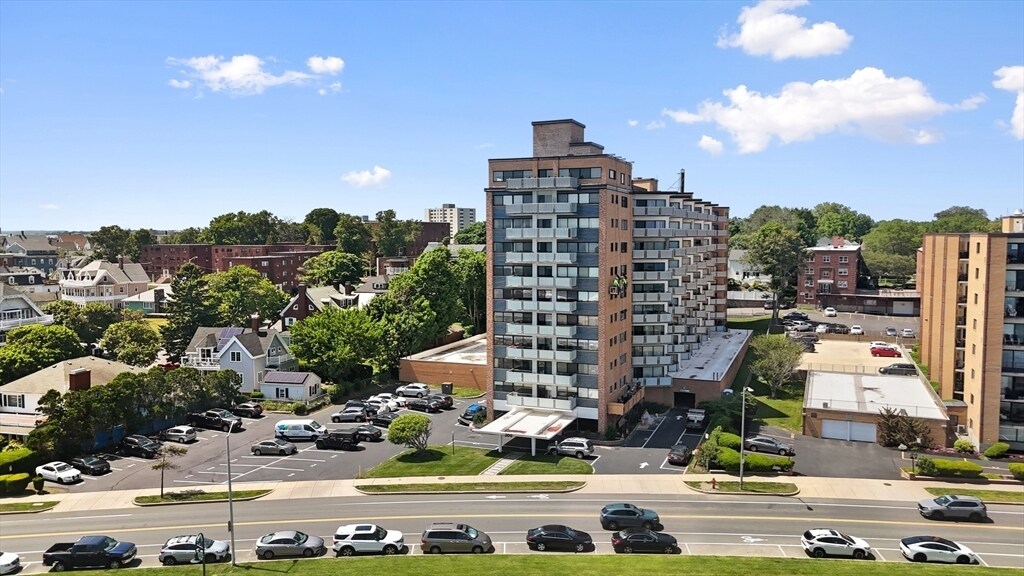 300 Lynn Shore Dr in Lynn, MA - Building Photo
