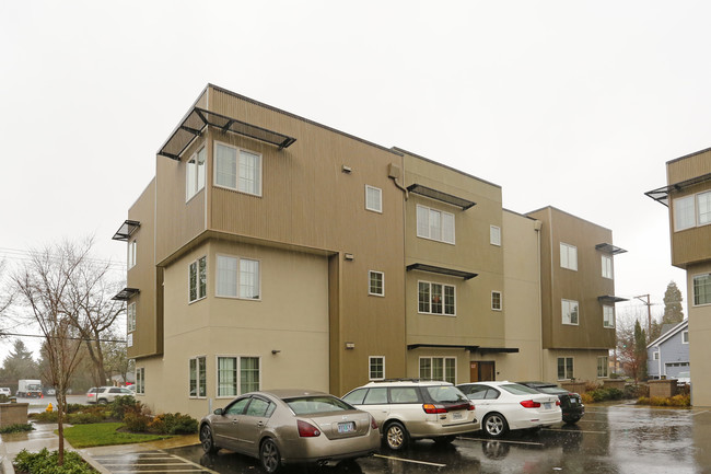 Coburg Rd Apartments in Eugene, OR - Building Photo - Building Photo