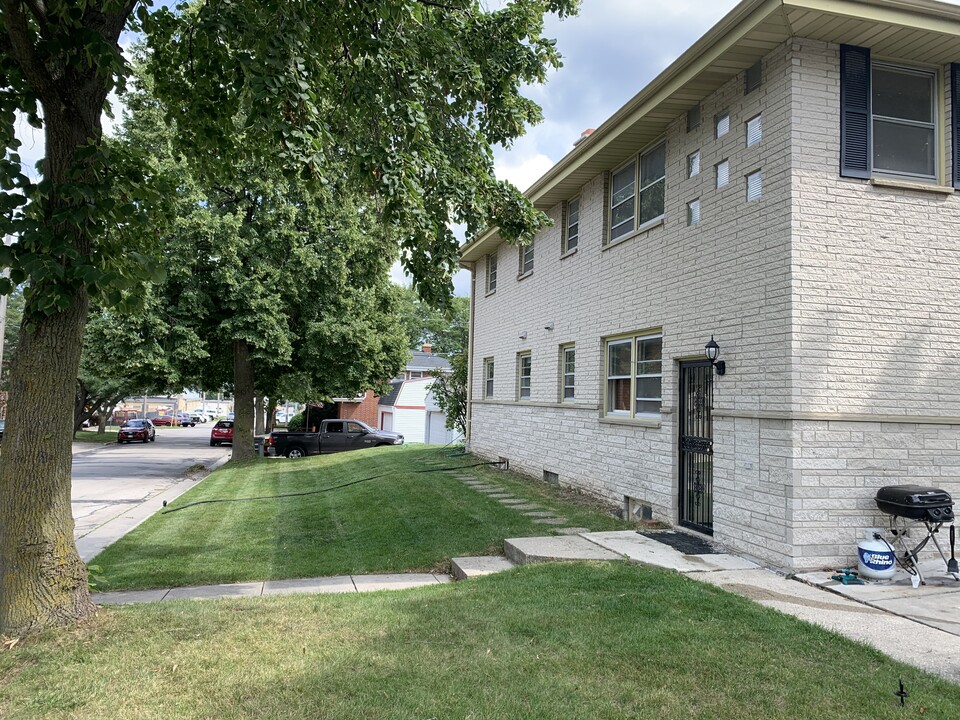 5086 N 127th St, Unit 5088 in Butler, WI - Building Photo