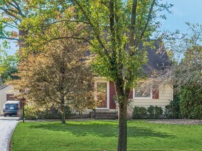 1915 Zollinger Rd in Columbus, OH - Building Photo - Building Photo