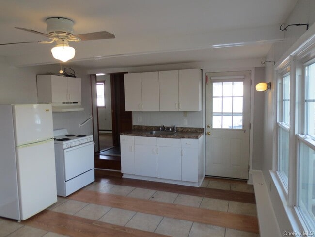 160 E 3rd St in Deer Park, NY - Building Photo - Building Photo