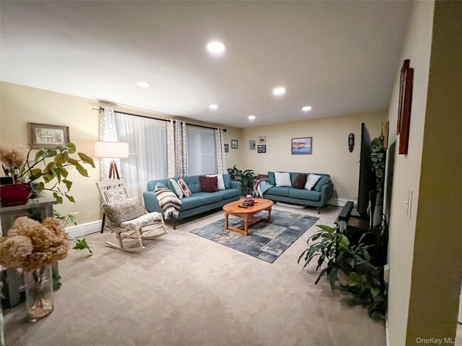 86 Catherine St in East Northport, NY - Building Photo - Building Photo