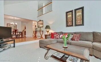 8 Harrow Ln in Bedminster, NJ - Foto de edificio - Building Photo