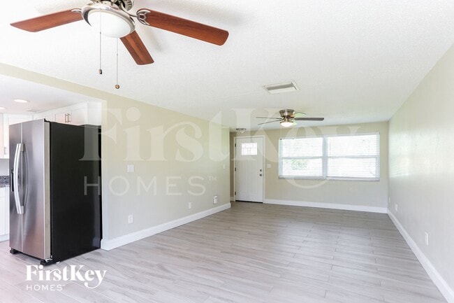 1006 Stonefence Way in Tarpon Springs, FL - Foto de edificio - Building Photo