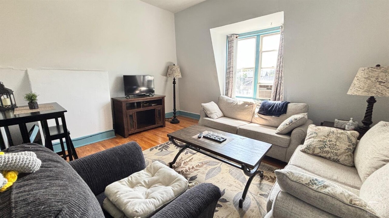 834 Warren St in Hudson, NY - Building Photo