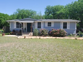 1003 Bugg Ln in San Marcos, TX - Building Photo