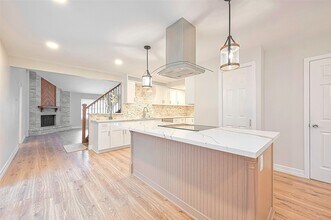 2446 Long Reach Dr in Sugar Land, TX - Building Photo - Building Photo