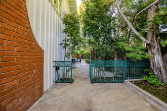 16842 Harkness Cir in Huntington Beach, CA - Building Photo - Building Photo