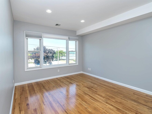 11 Shore Rd in Port Washington, NY - Building Photo - Building Photo