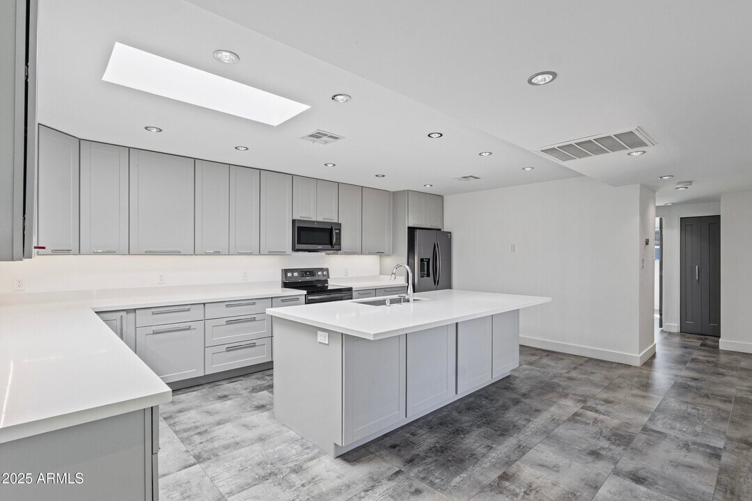 5859 E Thomas Rd in Scottsdale, AZ - Building Photo