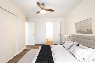 1110 Meadow Lake Dr, Unit 10-04 in Vista, CA - Foto de edificio - Building Photo