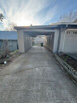 1204 Sandy Ln in The Dalles, OR - Building Photo