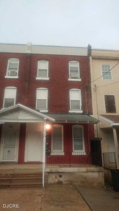 727 N 43rd St in Philadelphia, PA - Building Photo