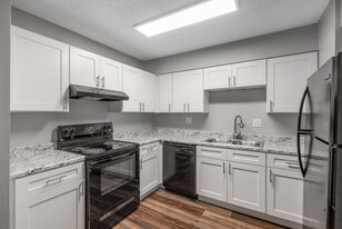 Lifestyle on Lakeshore in Shreveport, LA - Building Photo